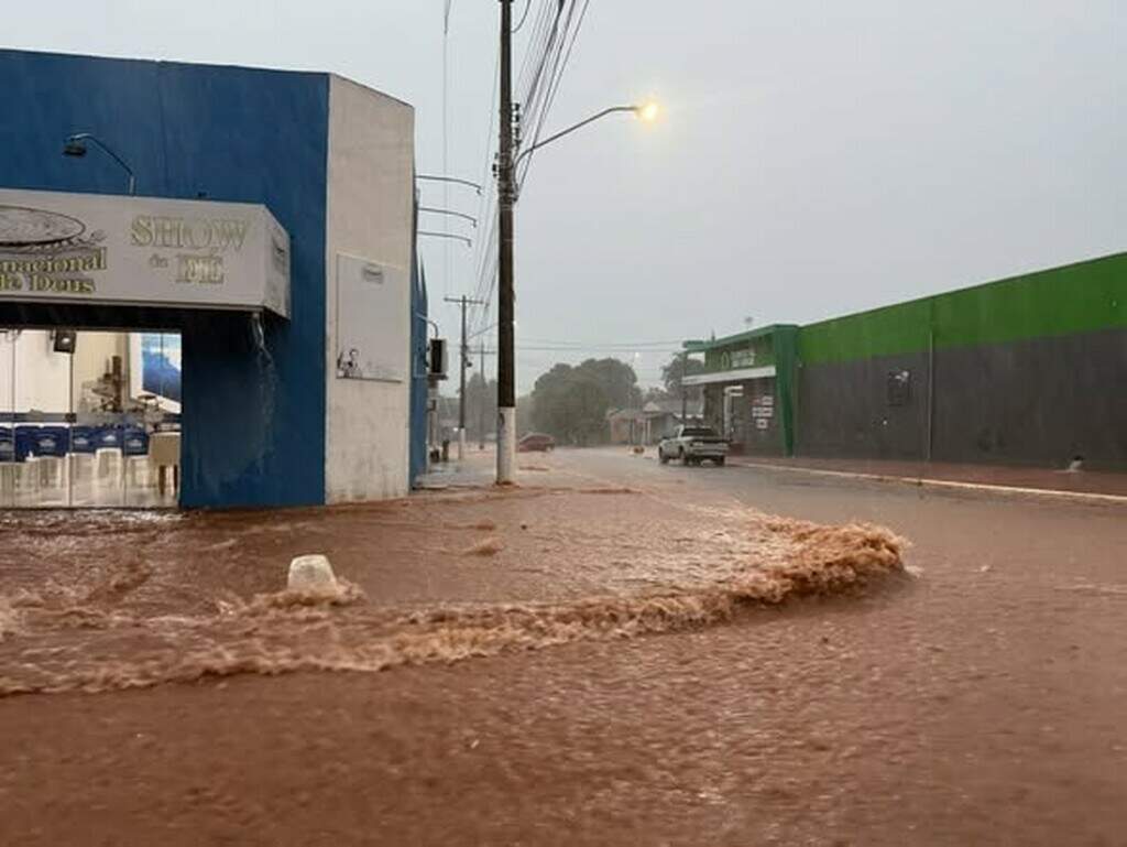 Chuva alaga ruas no interior e homem aproveita enxurrada para fazer “boia-cross”