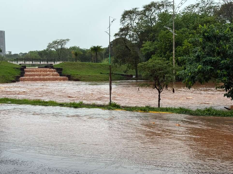 Chuva alaga ruas e deixa carros presos no entorno do Parque das Nações Chuva alaga ruas e deixa carros presos no entorno do Parque das Nações