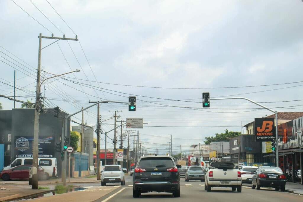 Aos 40 km/h, onda verde reduz paradas em 18 vias da Capital Aos 40 km/h, onda verde reduz paradas em 18 vias da Capital