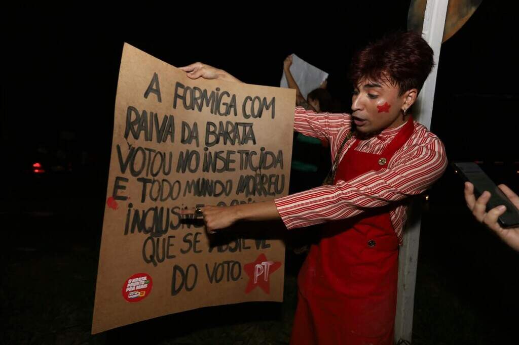 “Olê, olê, olê, olá!”: estudantes lotam entorno da UFMS em apoio a Lula “Olê, olê, olê, olá!”: estudantes lotam entorno da UFMS em apoio a Lula