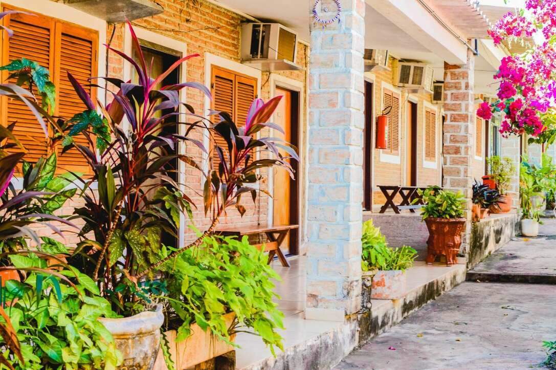 Por trás de fachada restaurada, hotel antigo esconde jardim de 72 metros