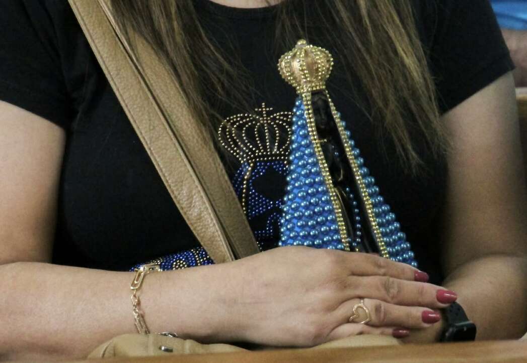 Pela fresta da janela, Márcio encontra lugar para celebrar sua fé por Aparecida