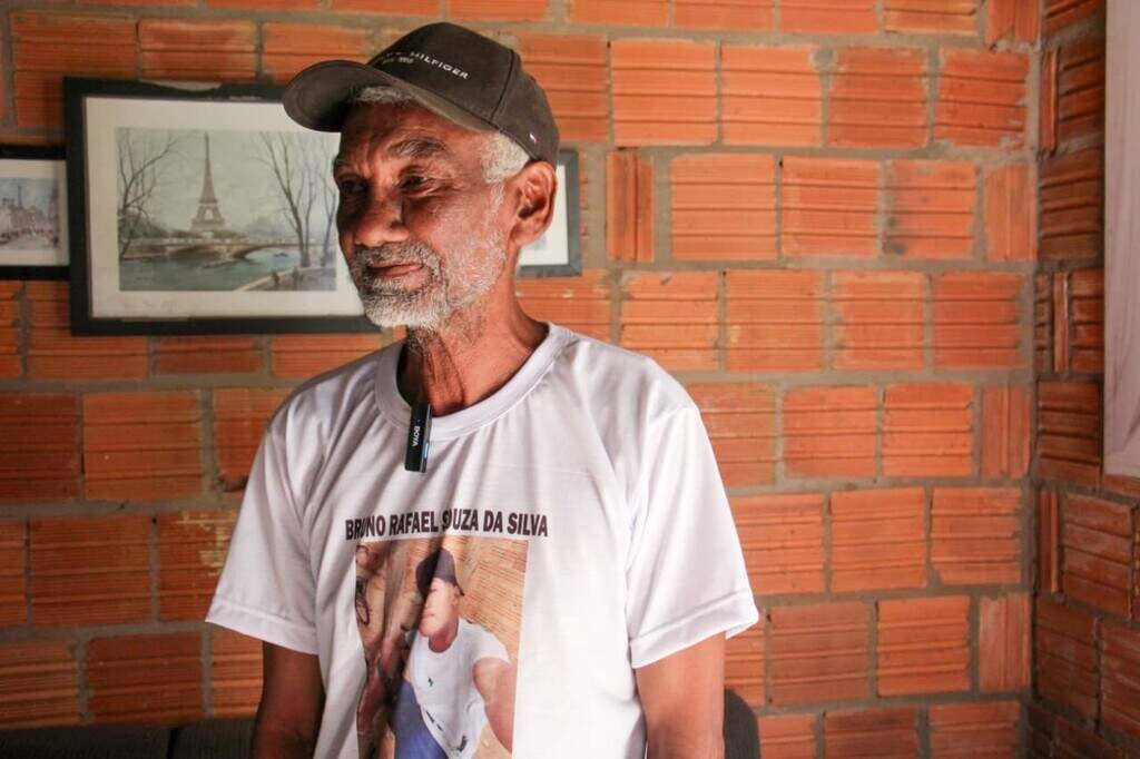 Família acusa polícia de matar jovem por engano em investigação de latrocínio