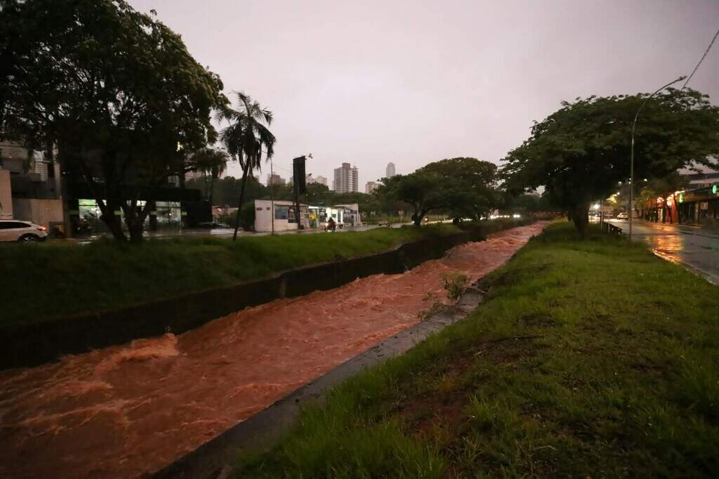Outubro mal chegou à metade e volume de chuva já supera média mensal em MS Outubro mal chegou à metade e volume de chuva já supera média mensal em MS