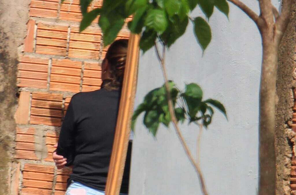 Encapuzados invadem casa, rendem família e matam rapaz a tiros durante assalto Encapuzados invadem casa, rendem família e matam rapaz a tiros durante assalto