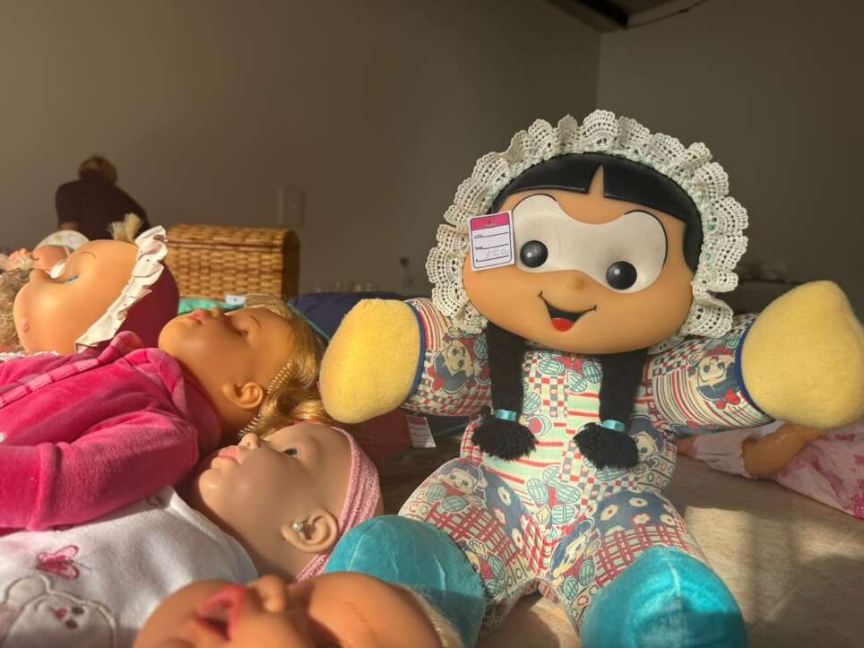 De bonecas de milho a 300 peças, Marlene abre bazar de lembranças