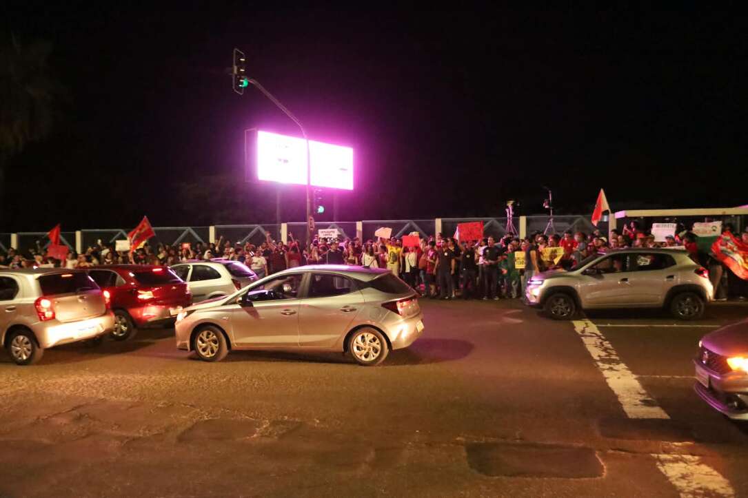 “Olê, olê, olê, olá!”: estudantes lotam entorno da UFMS em apoio a Lula “Olê, olê, olê, olá!”: estudantes lotam entorno da UFMS em apoio a Lula