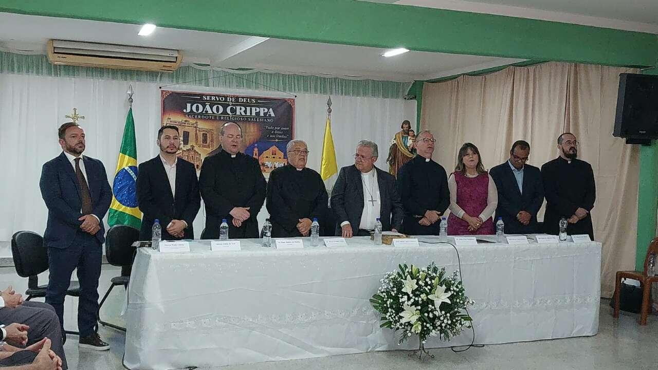 Fotos e cartas antigas podem ajudar padre João Crippa a virar santo Fotos e cartas antigas podem ajudar padre João Crippa a virar santo