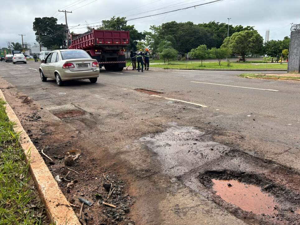 Após “strike” de 11 carros, Prefeitura tapa buracos na João Arinos Após “strike” de 11 carros, Prefeitura tapa buracos na João Arinos