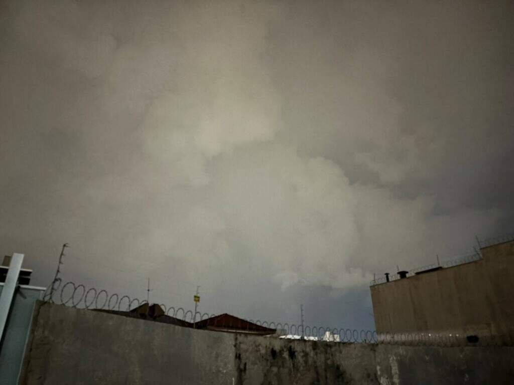 Chuva forte e ventania marcam madrugada na Capital; calor chega a 42°C em MS Chuva forte e ventania marcam madrugada na Capital; calor chega a 42°C em MS