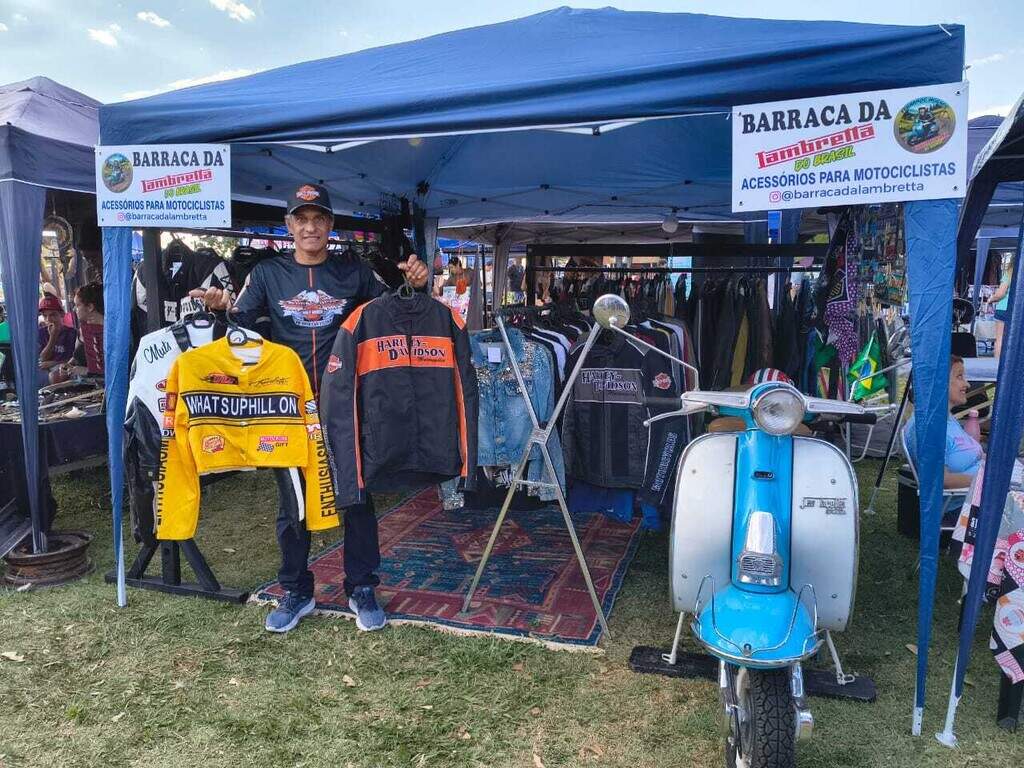 “Mineirinha” de 62 anos vira estrela de barraca para motociclistas