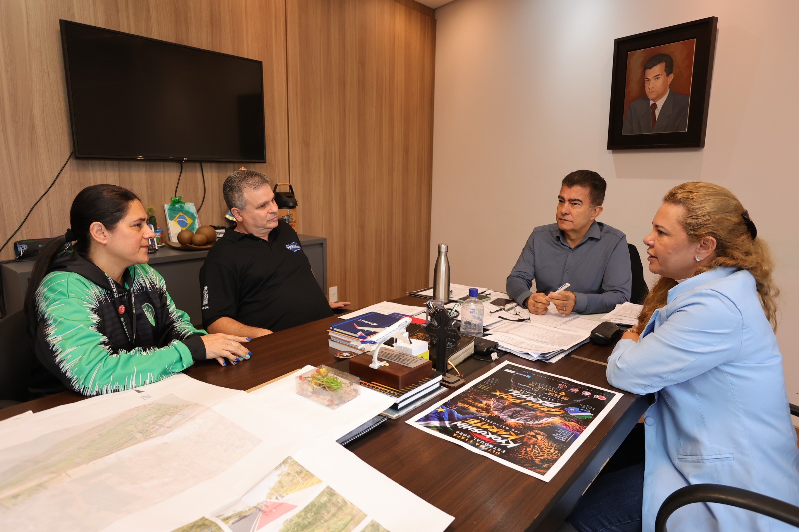 Prefeito recebe campeão de karatê e organizadores de estadual de basquete