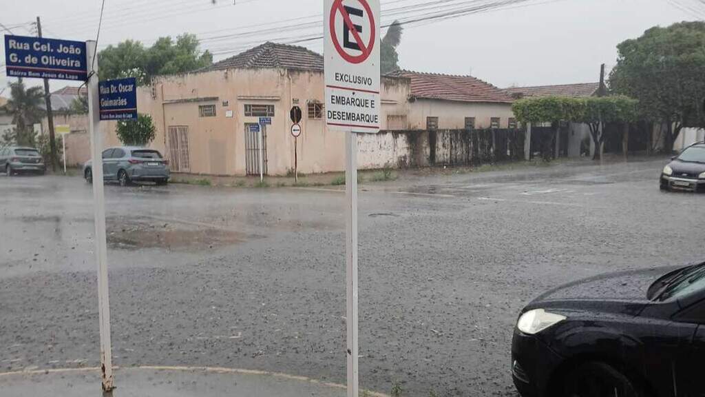 Chuva não impede movimentação de eleitores em Três Lagoas Chuva não impede movimentação de eleitores em Três Lagoas