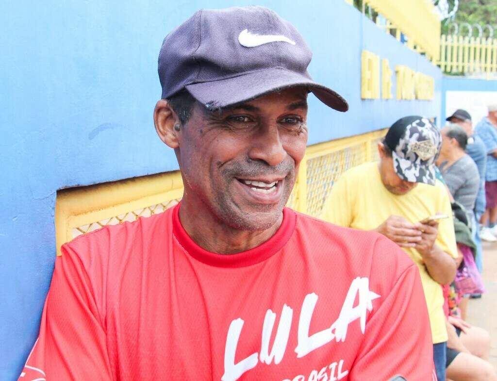 No pódio do voto, eleitores chegam antes das 5h, por medo da chuva