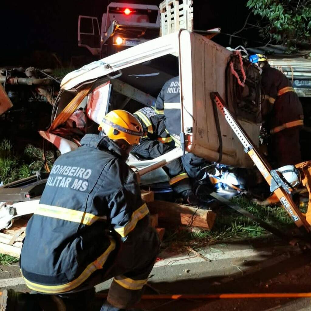 Passageiro morre após caminhão capotar ao passar direto por rotatória Passageiro morre após caminhão capotar ao passar direto por rotatória