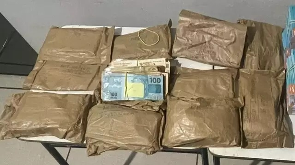 Homem sai de Ponta Porã com R$ 870 mil em dinheiro de política e é preso em MG Homem sai de Ponta Porã com R$ 870 mil em dinheiro de política e é preso em MG