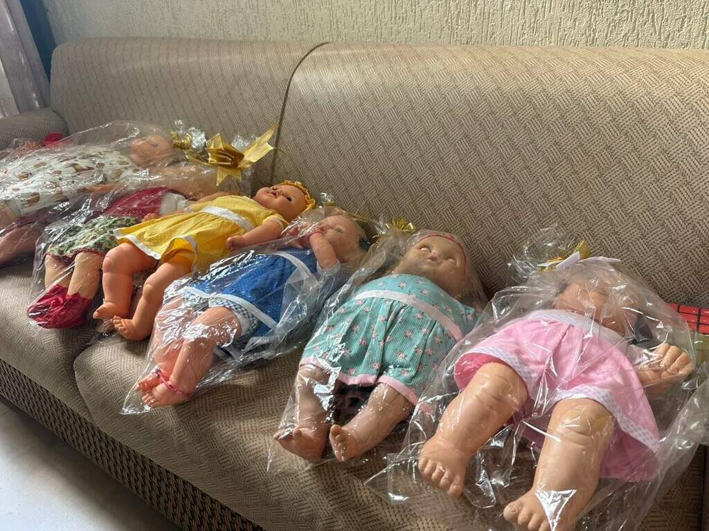Bonecas velhas viram presentes, mas irmãs precisam de mais doações Bonecas velhas viram presentes, mas irmãs precisam de mais doações