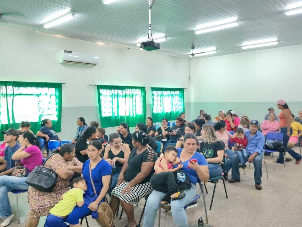 Mães protestam contra transporte escolar precário após roda de ônibus se soltar