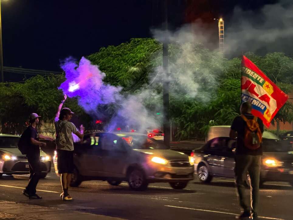 “Olê, olê, olê, olá!”: estudantes lotam entorno da UFMS em apoio a Lula “Olê, olê, olê, olá!”: estudantes lotam entorno da UFMS em apoio a Lula