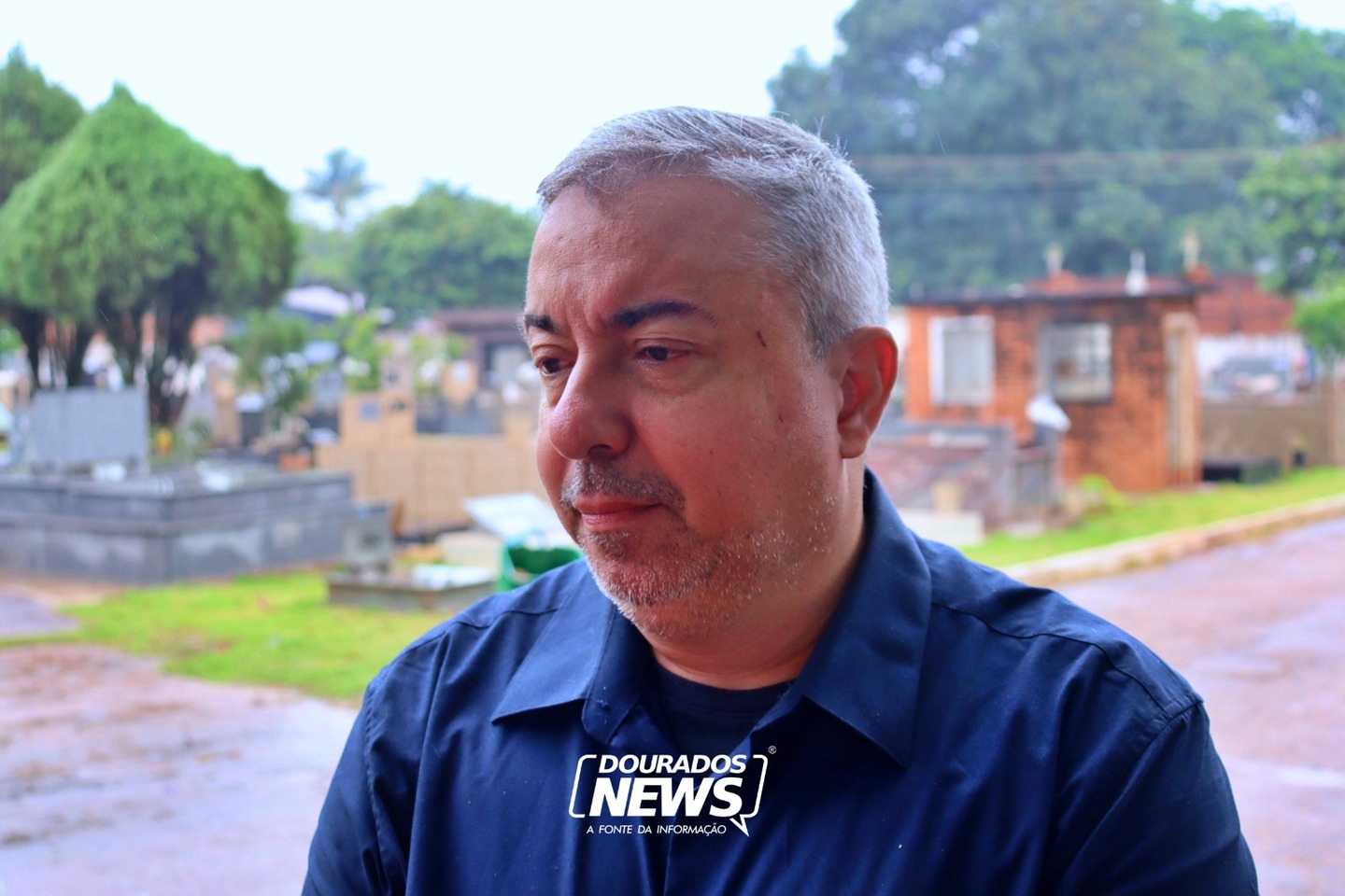 Sob garoa, famílias preparam jazigos para receber visitantes no Dia de Finados Sob garoa, famílias preparam jazigos para receber visitantes no Dia de Finados