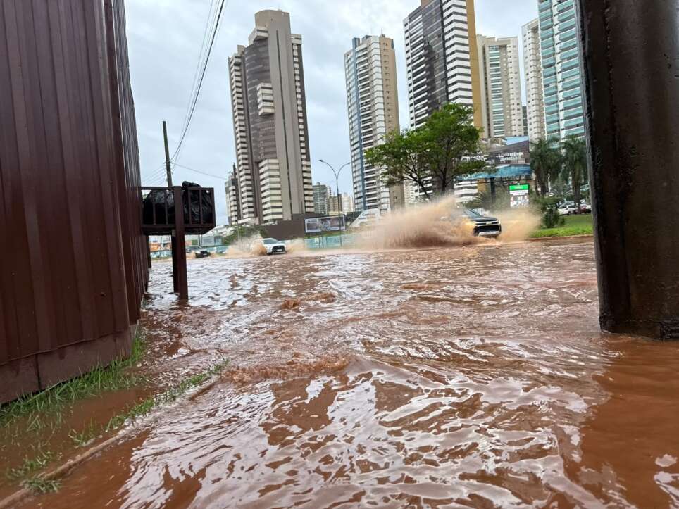 Chuva alaga ruas e deixa carros presos no entorno do Parque das Nações Chuva alaga ruas e deixa carros presos no entorno do Parque das Nações