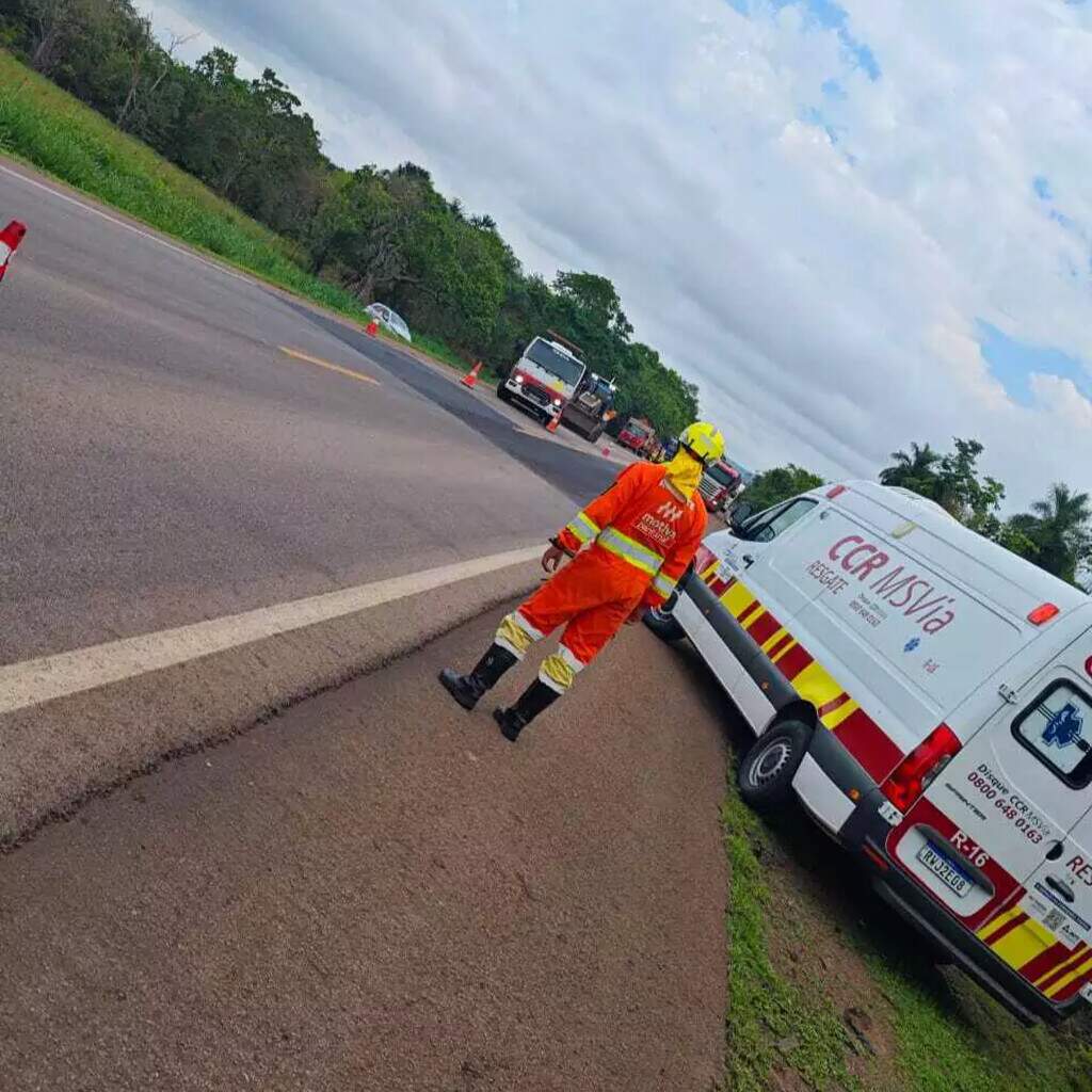 Homem morre após acidente entre carro e carreta na BR-163 Homem morre após acidente entre carro e carreta na BR-163