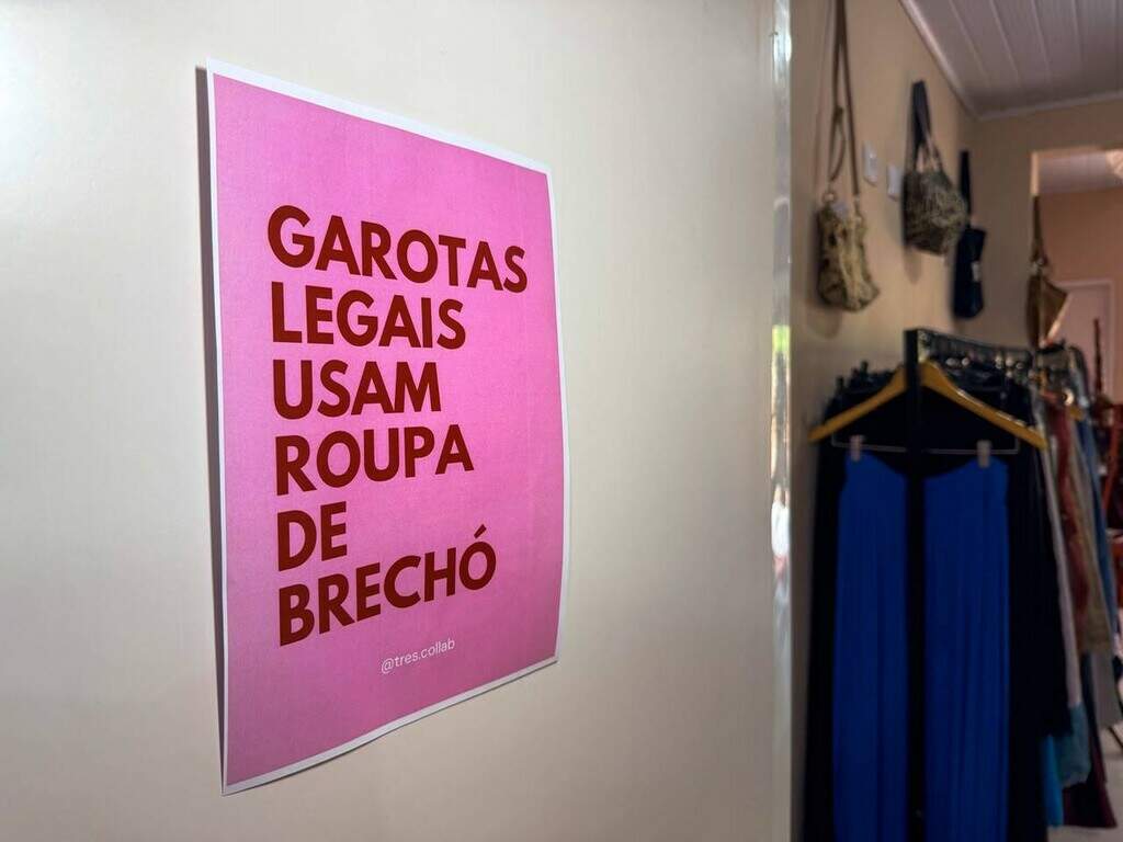 Amigas juntam estilos e criam brechó com sala de peças a R$ 10,00 Amigas juntam estilos e criam brechó com sala de peças a R$ 10,00