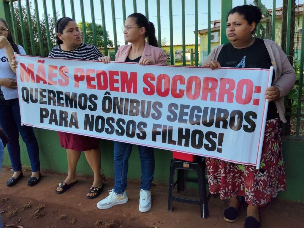 Mães protestam contra transporte escolar precário após roda de ônibus se soltar