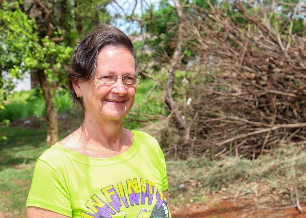 Depois do reparo, chuva leva cascalho e cratera volta a se abrir