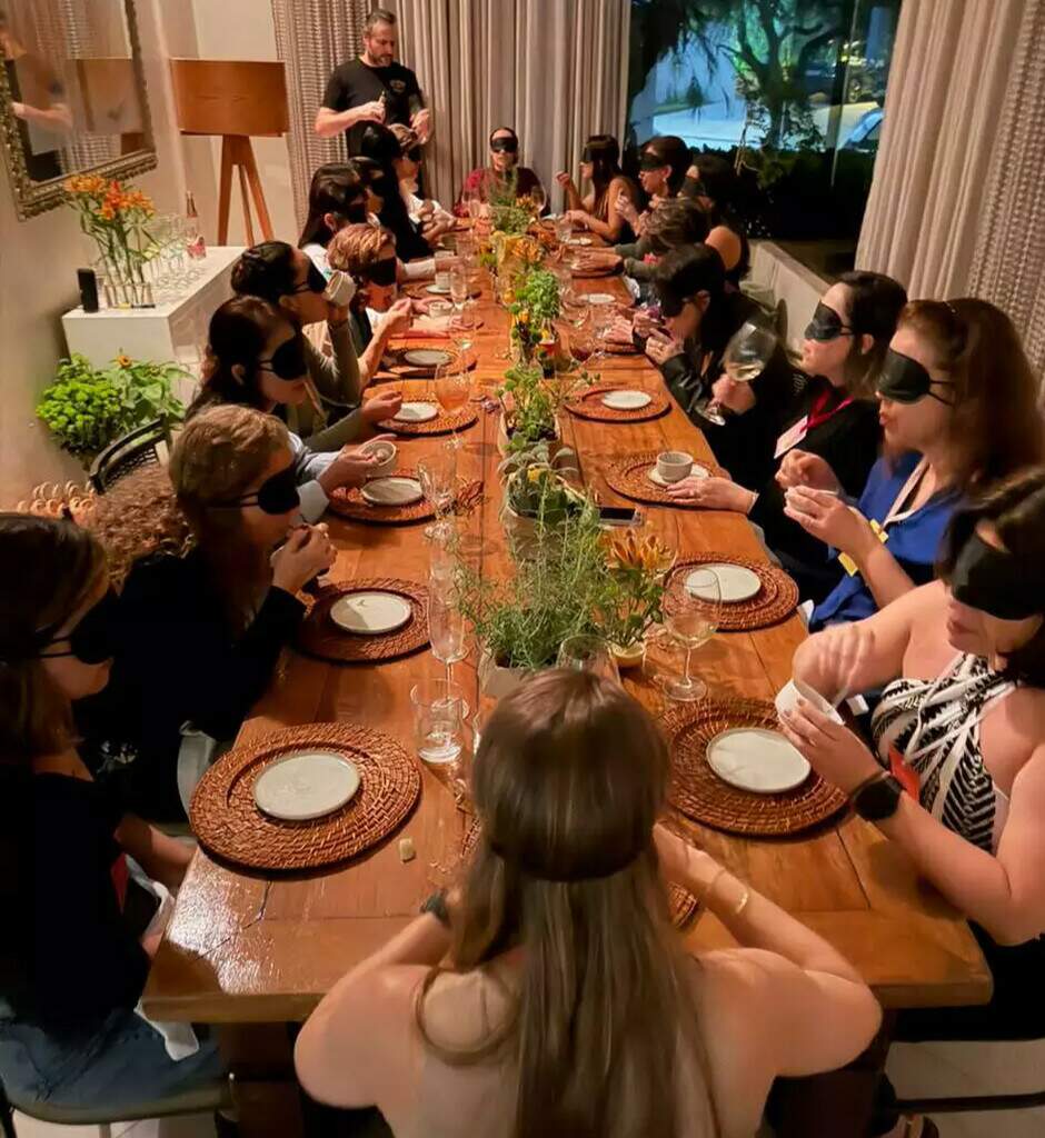 Já pensou comer sem enxergar? Mulheres encaram jantar às cegas