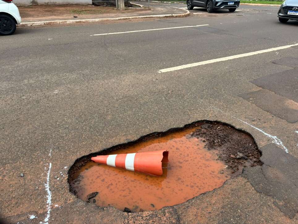 Após “strike” de 11 carros, Prefeitura tapa buracos na João Arinos Após “strike” de 11 carros, Prefeitura tapa buracos na João Arinos