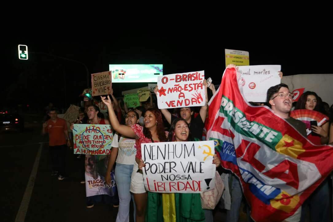 “Olê, olê, olê, olá!”: estudantes lotam entorno da UFMS em apoio a Lula “Olê, olê, olê, olá!”: estudantes lotam entorno da UFMS em apoio a Lula