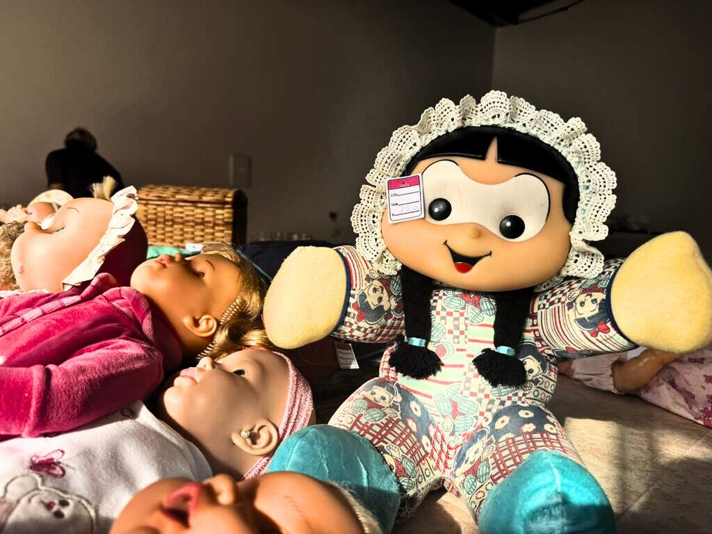 De bonecas de milho a 300 peças, Marlene abre bazar de lembranças