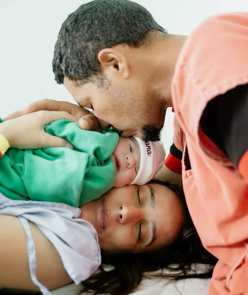 Pai desmaia durante parto da filha e vira protagonista de vídeo inusitado Pai desmaia durante parto da filha e vira protagonista de vídeo inusitado
