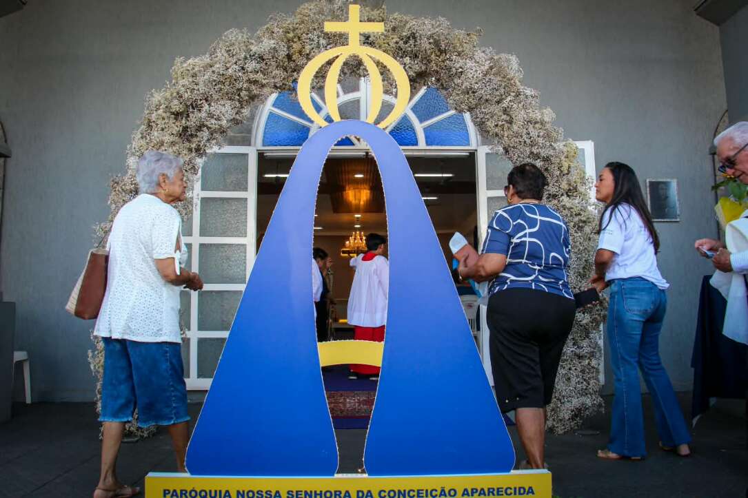 Pela fresta da janela, Márcio encontra lugar para celebrar sua fé por Aparecida