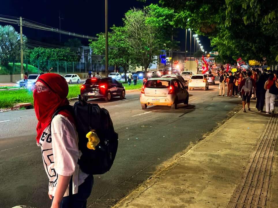 “Olê, olê, olê, olá!”: estudantes lotam entorno da UFMS em apoio a Lula “Olê, olê, olê, olá!”: estudantes lotam entorno da UFMS em apoio a Lula