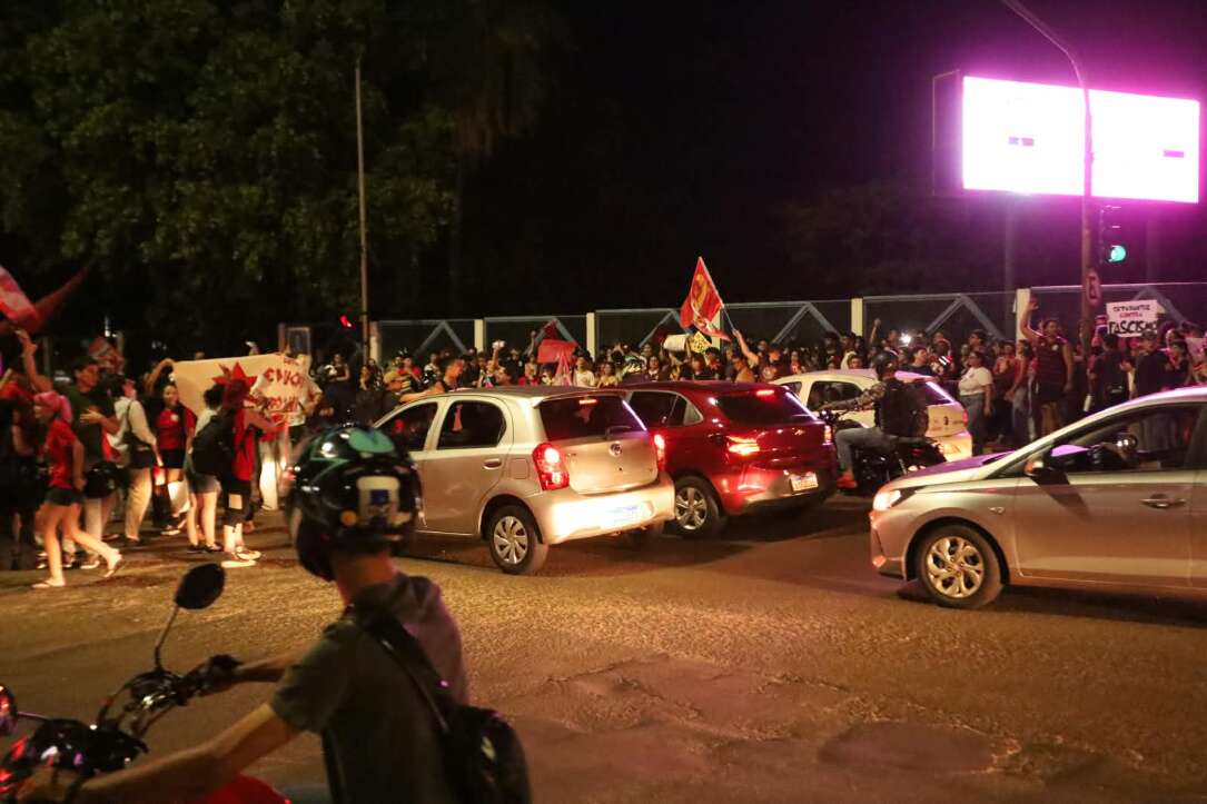 “Olê, olê, olê, olá!”: estudantes lotam entorno da UFMS em apoio a Lula “Olê, olê, olê, olá!”: estudantes lotam entorno da UFMS em apoio a Lula