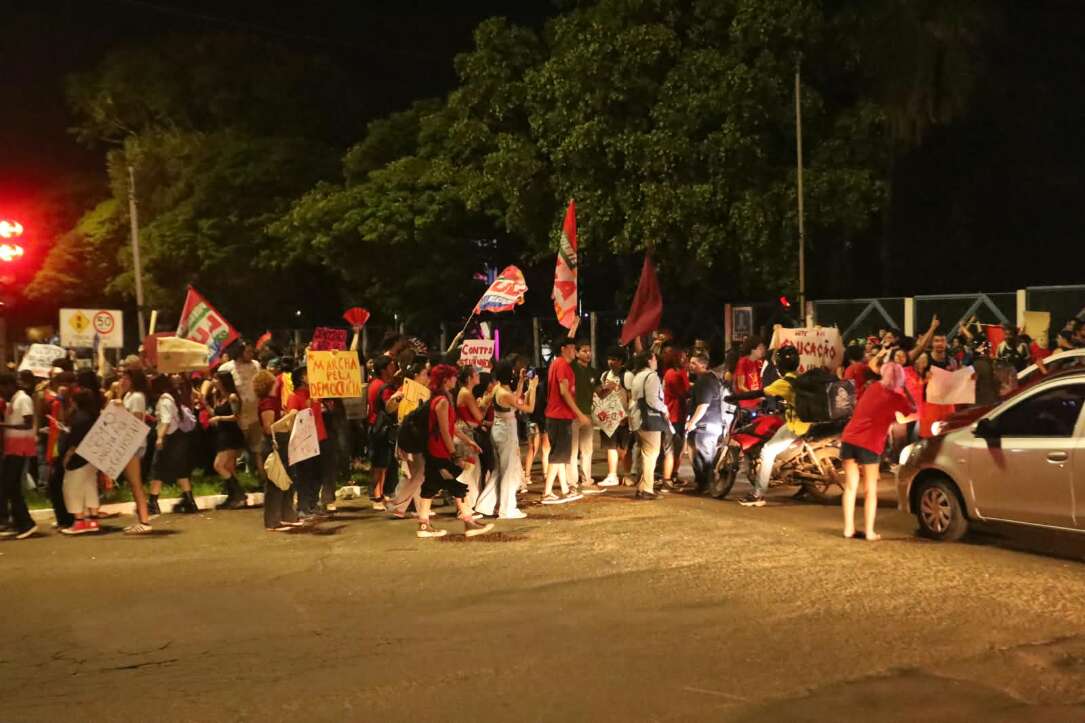 “Olê, olê, olê, olá!”: estudantes lotam entorno da UFMS em apoio a Lula “Olê, olê, olê, olá!”: estudantes lotam entorno da UFMS em apoio a Lula