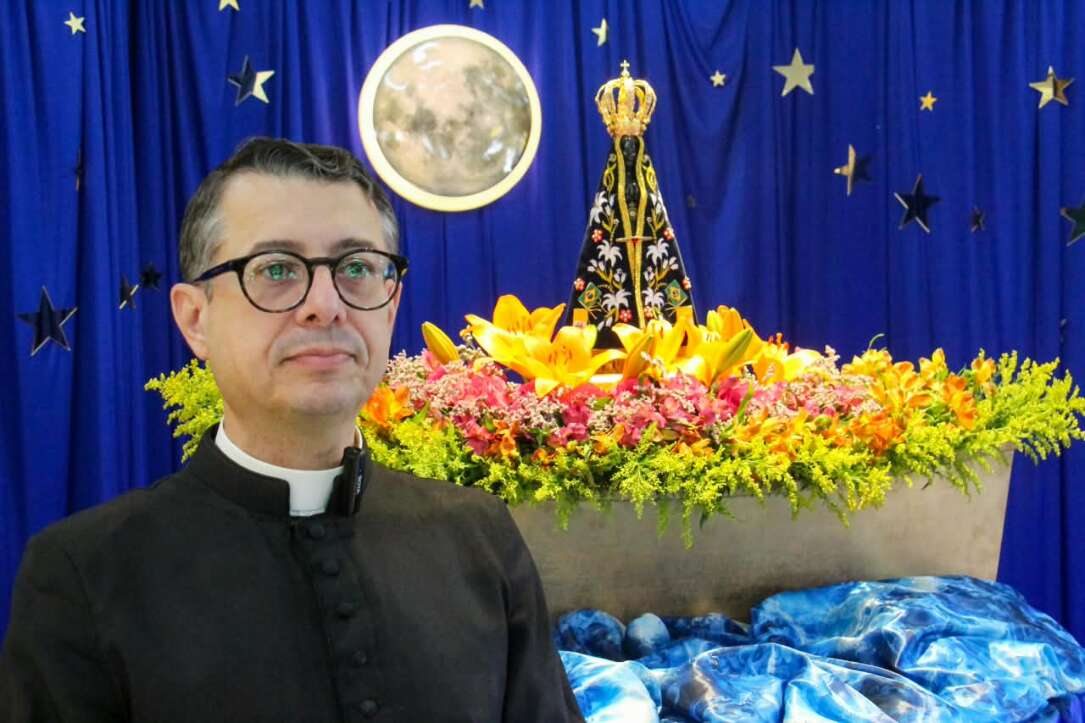 Pela fresta da janela, Márcio encontra lugar para celebrar sua fé por Aparecida