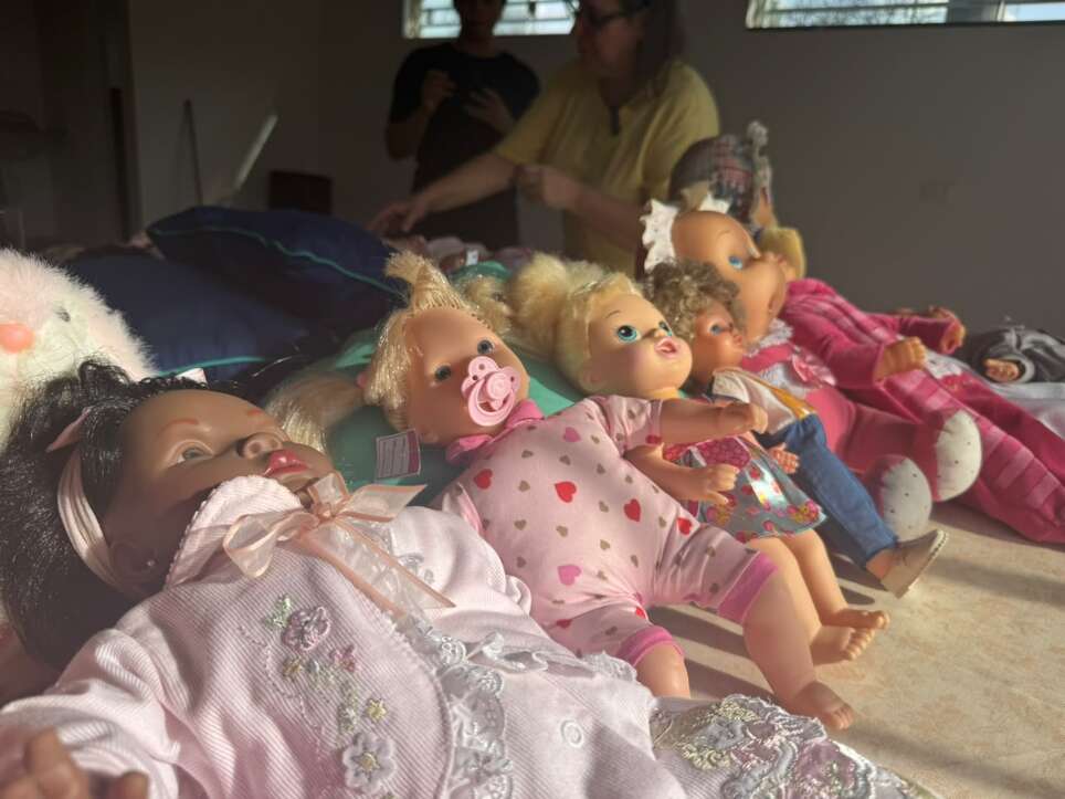 De bonecas de milho a 300 peças, Marlene abre bazar de lembranças