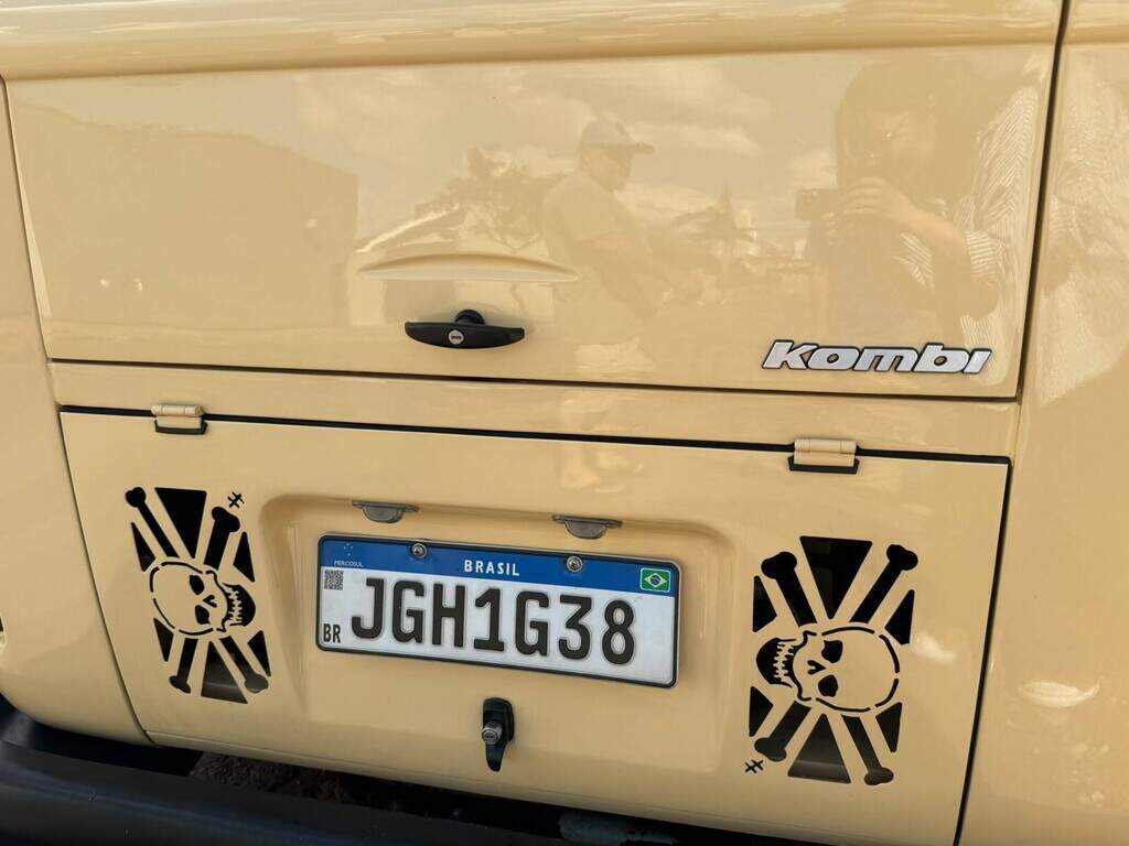 Kombi do terror circula com caveiras e assusta pelas ruas da cidade