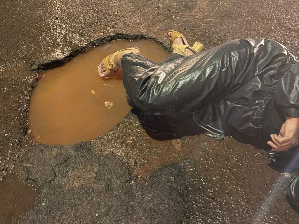 Motociclista bate em ônibus ao desviar de buraco durante chuva