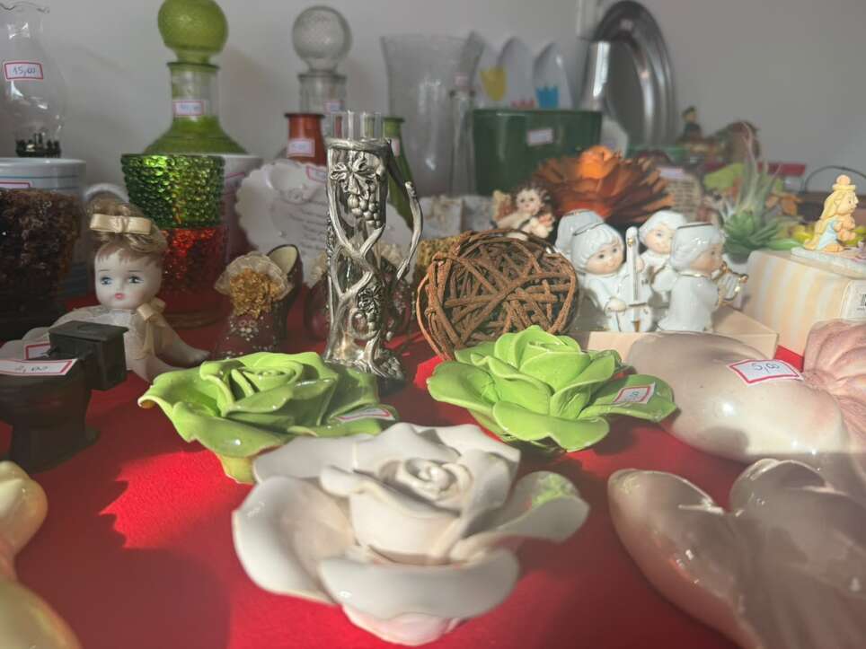 De bonecas de milho a 300 peças, Marlene abre bazar de lembranças