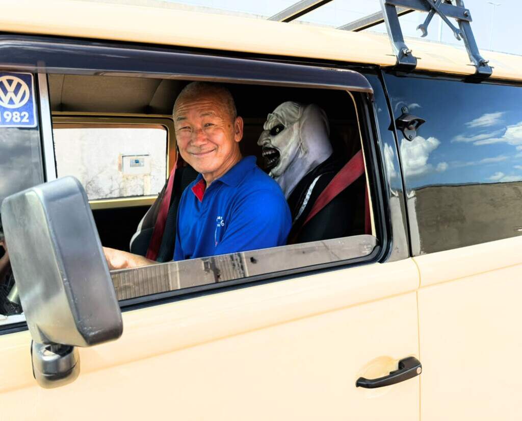Kombi do terror circula com caveiras e assusta pelas ruas da cidade