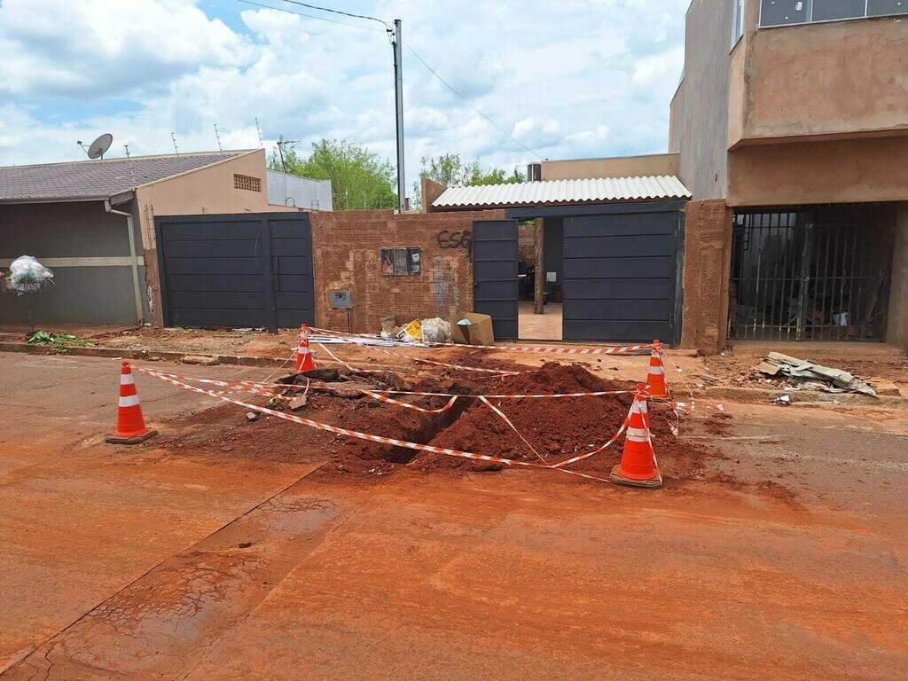 Buraco aberto para instalação de esgoto tira o sono de moradora