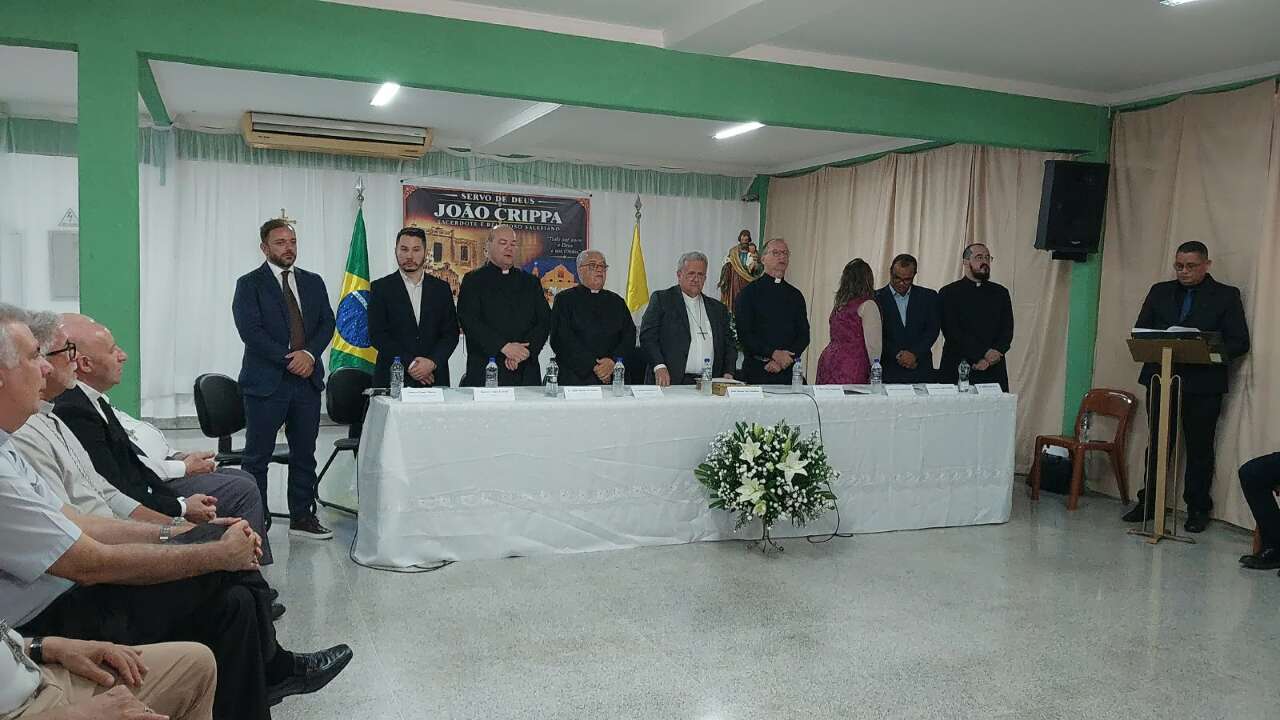 Fotos e cartas antigas podem ajudar padre João Crippa a virar santo Fotos e cartas antigas podem ajudar padre João Crippa a virar santo