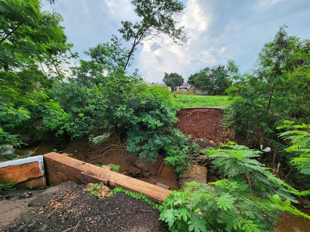 Ponte caída é retirada de córrego, mas acaba abandonada sobre ciclovia