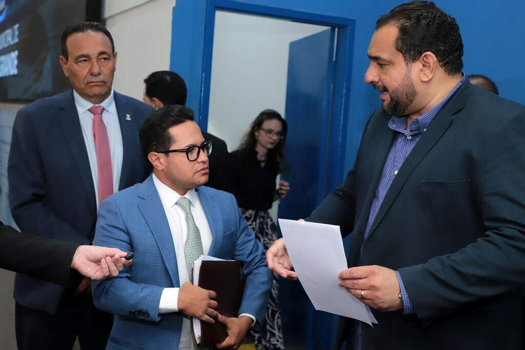 Vereadores dão 72 horas para a Prefeitura apresentar plano para tapa-buracos Vereadores dão 72 horas para a Prefeitura apresentar plano para tapa-buracos