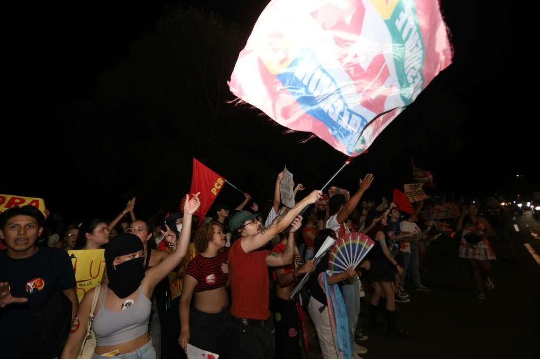“Olê, olê, olê, olá!”: estudantes lotam entorno da UFMS em apoio a Lula “Olê, olê, olê, olá!”: estudantes lotam entorno da UFMS em apoio a Lula