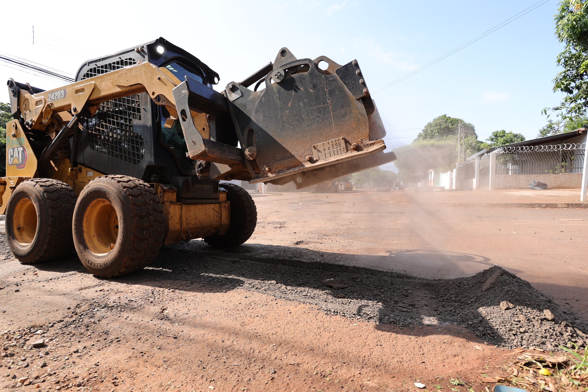 Prefeitura aproveita trégua nas chuvas para acelerar recuperação de ruas de Dourados Prefeitura aproveita trégua nas chuvas para acelerar recuperação de ruas de Dourados